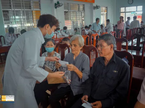 Đội ngũ giảng viên, sinh viên Trường ĐH Nguyễn Tất Thành tham gia khám, cấp phát thuốc miễn phí